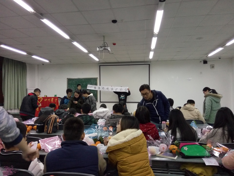 新葡的京集团8814青工部水果贺卡制作顺利完成