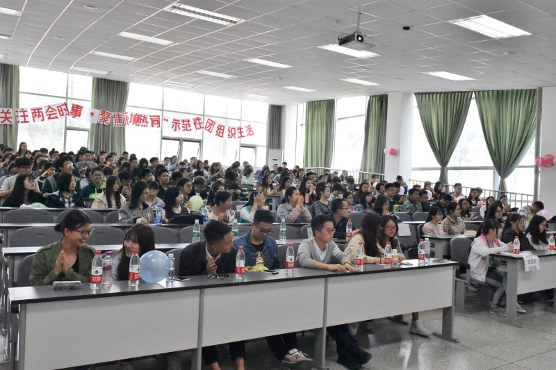 新葡的京集团8814“关注两会实事 聚焦环境热词”示范性团组织生活顺利开展