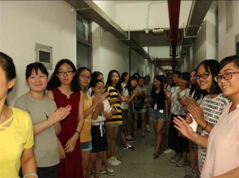 【图片新闻】新葡的京集团8814领导下寝慰问2017级新生