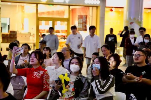 点击图片翻到下一页>> “英”你精彩 “语”你同唱
