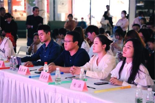点击图片翻到下一页>> “英”你精彩 “语”你同唱